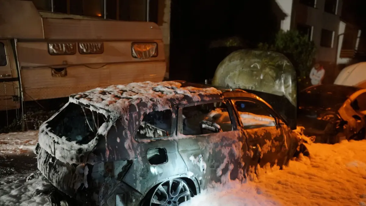 In den fruehen Morgenstunden kam es in Albershausen zu einem folgenschweren Pkw-Brand, der einen groesseren Einsatz von Feuerwehr und Polizei ausloeste.<br />
<br />
Gegen 2 Uhr wurde die Feuerwehr zu einem brennenden Fahrzeug alarmiert. Beim Eintreffen der Einsatzkraefte stellte sich die Lage jedoch deutlich umfangreicher dar: Insgesamt vier Pkw waren betroffen. Ein Fahrzeug stand in Vollbrand, waehrend drei weitere durch auslaufenden Kraftstoff bereits Feuer gefangen hatten.<br />
<br />
Durch die starke Hitzeentwicklung wurden auch Teile eines angrenzenden Wohnhauses beschaedigt. Insbesondere Rolllaeden schmolzen infolge der Brandeinwirkung.<br />
<br />
Ueberwachungskameras haben entsprechende Bewegungen einer Person aufgezeichnet. Vor diesem Hintergrund besteht derzeit der Verdacht der Brandstiftung. Zur Unterstuetzung der Fahndungsmassnahmen war auch ein Polizeihubschrauber im Einsatz, um moegliche tatverdaechtige Personen im Umfeld ausfindig zu machen.<br />
<br />
Brisant ist zudem, dass sich in unmittelbarer Naehe zum Brandort der Wohnsitz eines AfD-Kommunalpolitikers befindet. Ob ein politischer Hintergrund fuer die Tat vorliegt, ist derzeit Gegenstand der Ermittlungen.<br />
<br />
Der entstandene Sachschaden wird aktuell auf ueber 200.000 Euro geschaetzt. Die Kriminalpolizei hat die Ermittlungen aufgenommen und prueft nun die genauen Umstaende sowie die Ursache des Feuers.