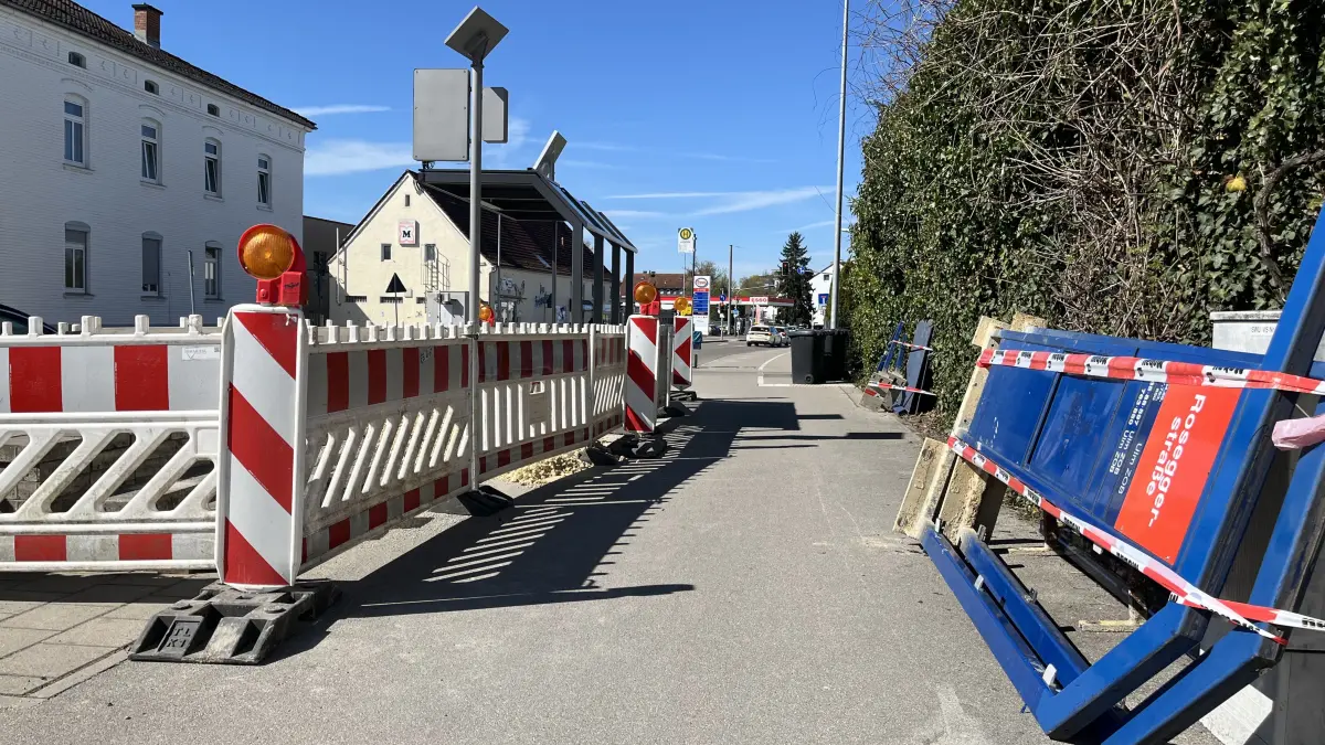 Wie hier an der Roseggerstraße in Offenhausen tauscht die Stadt derzeit auch bestehende Wartehäuschen gegen neue Modelle aus.