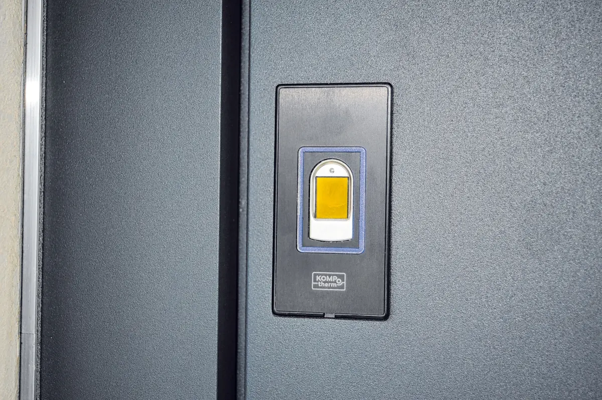 Auf den Haustürschlüssel kann ab sofort verzichten, wer einen Türöffner mit Fingerscan hat.⇥Fotos: T. Löffler