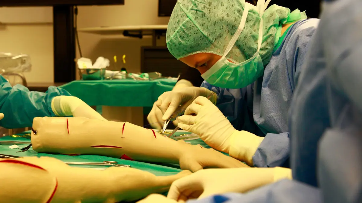 Girls' und Boys' Day: Beim Girls' und Boys' Day durften sich Schülerinnen im Vernähen von Wunden üben und so die Arbeit einer Chirurgin kennenlernen.