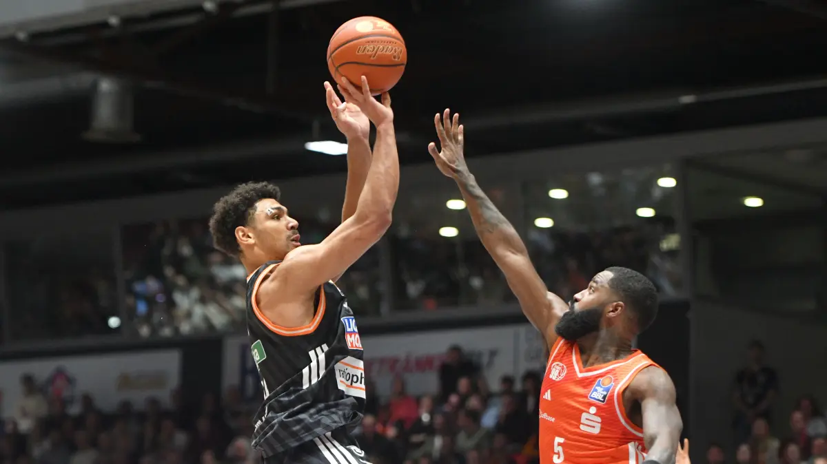 GER, NINERS Chemnitz vs. ratiopharm ulm, Basketball, easyCredit BBL, 23. Spieltag, Saison 2025/2026, 15.04.2026: Mark Smith (ratiopharm ulm) li. und Corey Davis Jr. (NINERS Chemnitz) re.
GER, NINERS Chemnitz vs. ratiopharm ulm, Basketball, easyCredit BBL, 23. Spieltag, Saison 2025/2026, 15.04.2026
Foto: Eibner-Pressefoto/Bert Harzer