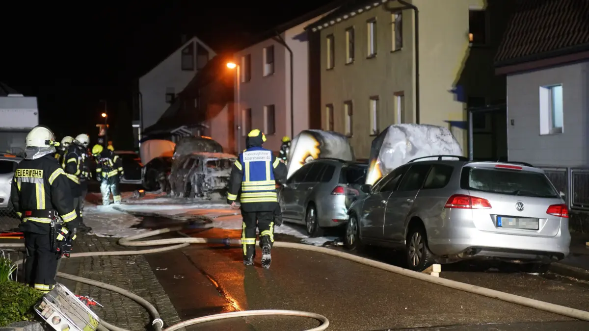 Brennende Autos in Albershausen - Schaden wird auf rund 200.000 Euro geschätzt
