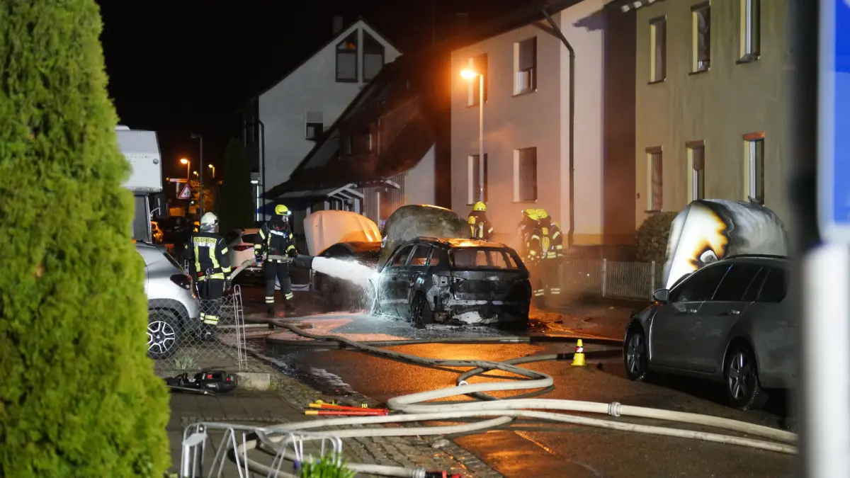 Brennende Autos in Albershausen - Schaden wird auf rund 200.000 Euro geschätzt