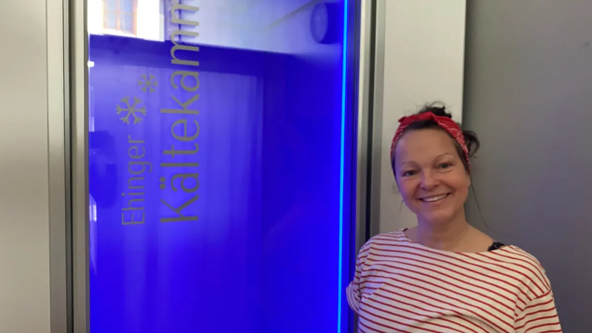 Hereinspaziert: Geschäftsführerin Jasmin Kathan vor der Kältekammer.