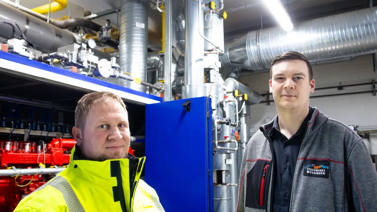 Stadtwerke Mössingen BHKW am Freibad Betrieben mit Deponie-Gas, weitere Bilder vom Deponie-Betriebsebäude und dem Abfackel-Turm. Bild: Eike Freese