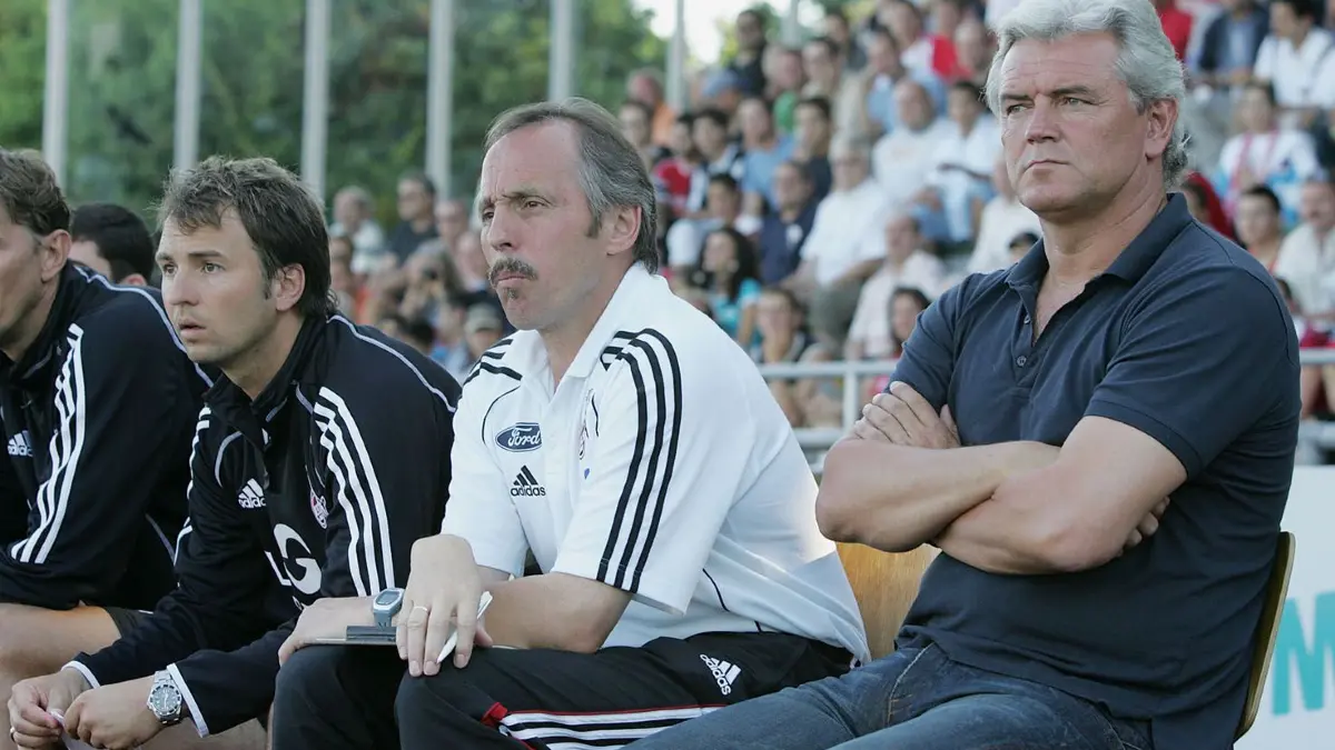 Fussball 1. FC Koeln Trainer Team: Vorsicht: Dieses Foto ist möglicherweise nur für den einstigen Verlag Schwäbisches Tagblatt verwendbar. Fussball International Testspiel 14.07.2005
1. FC Koeln - Besiktas Istanbul
1. FC Trainer Uwe Rapolder, Co- Trainer Wolfgang Geiger und Frank Leicht (v.re)
FOTO: Pressefoto ULMER / Markus Ulmer