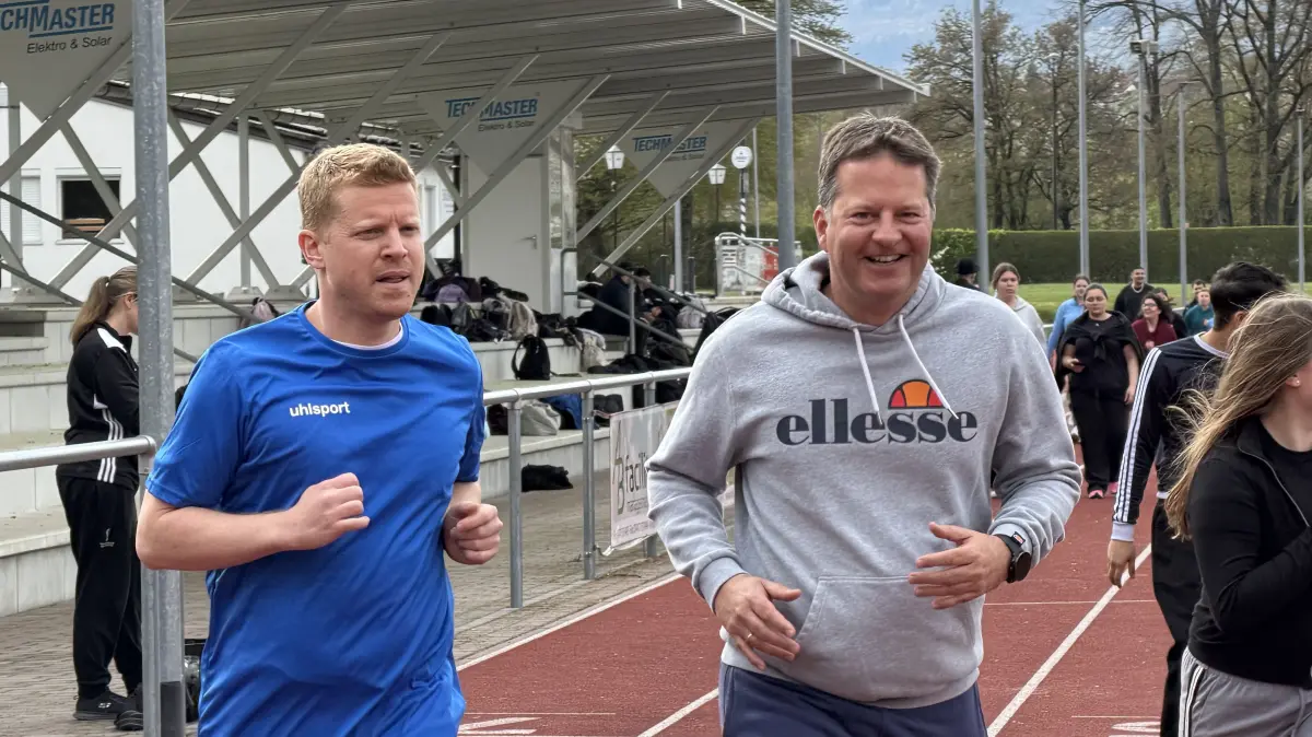 Auch Marc Meßmer (links) und Bürgermeister Philipp Hahn unterstützen den Spendenlauf der Werkrealschule tatkräftig.