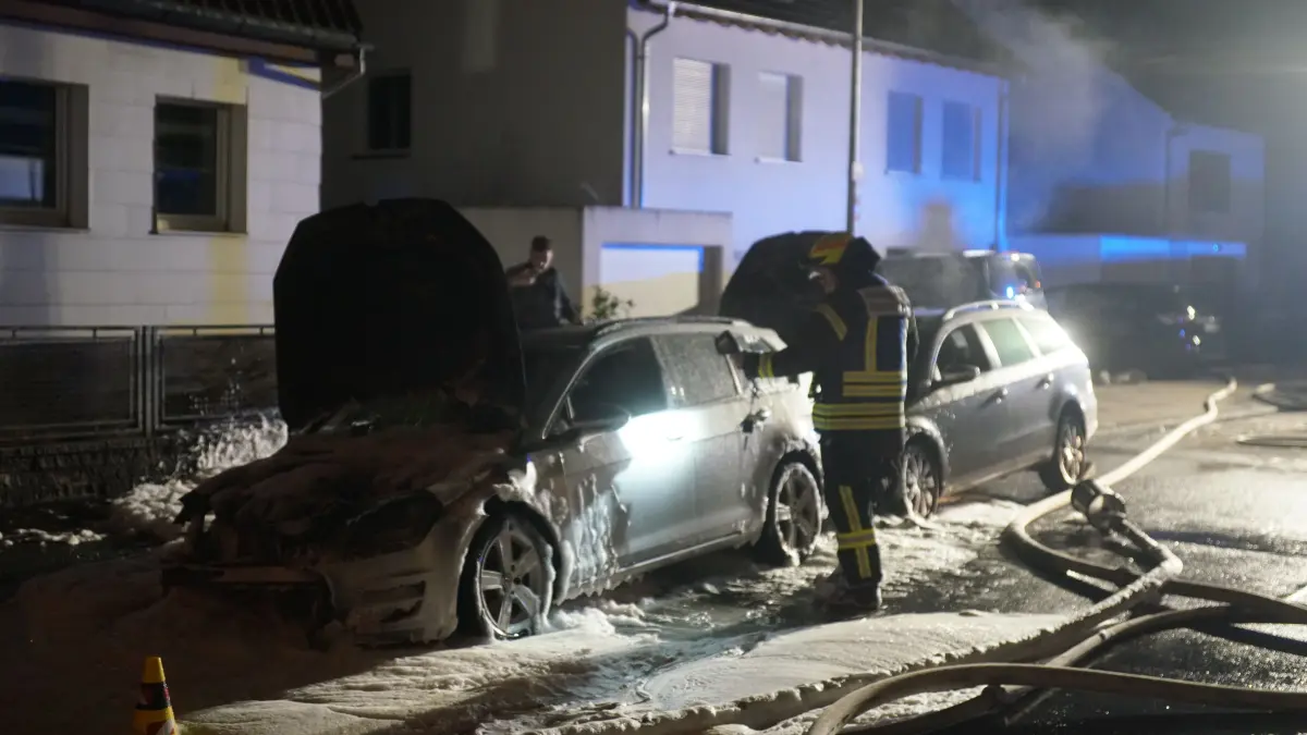 Brennende Autos in Albershausen - Schaden wird auf rund 200.000 Euro geschätzt