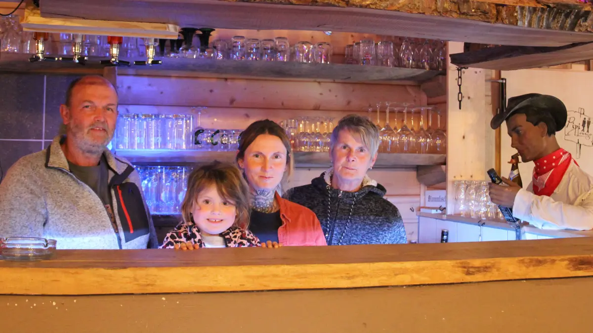 Günter, Johana, Natascha und Karla Vogt im Saloon Maurerzunft in Witzmannsweiler