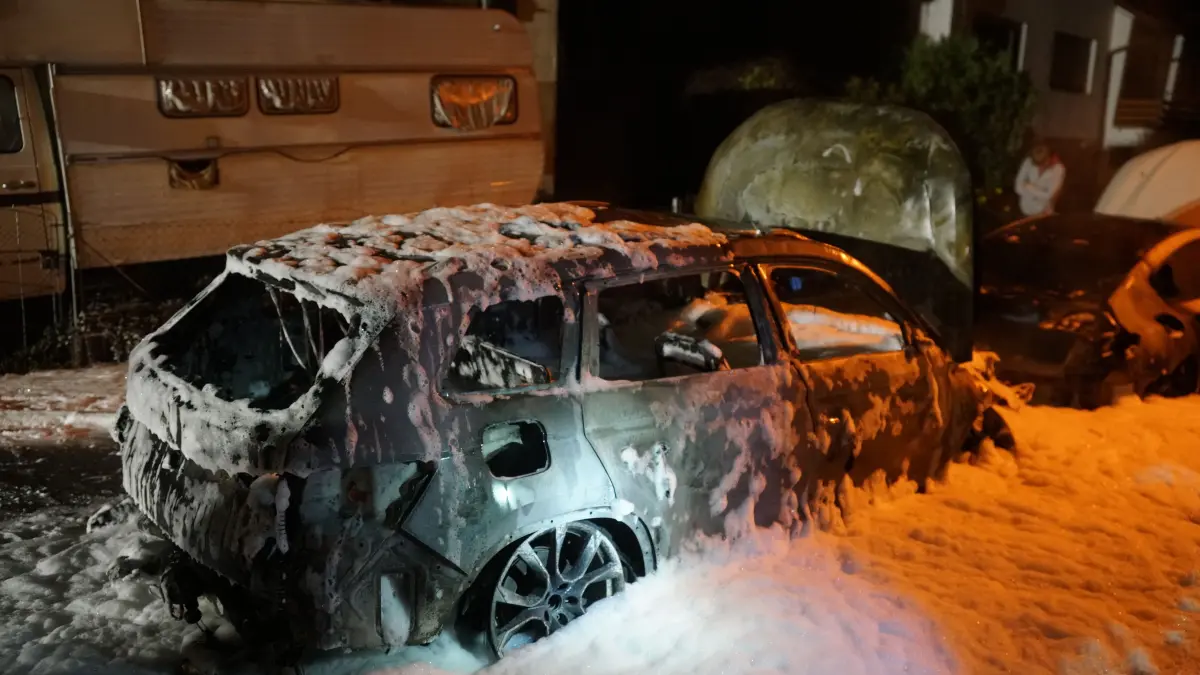 Brennende Autos in Albershausen - Schaden wird auf rund 200.000 Euro geschätzt