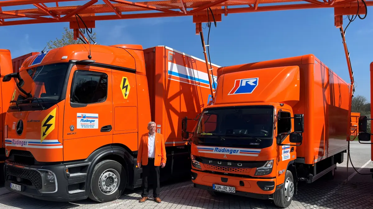 Next Generation: Roland Rüdinger zwischen einem E-LKW für große Strecken und der kleineren Neuanschaffung für den Nahverkehr.
