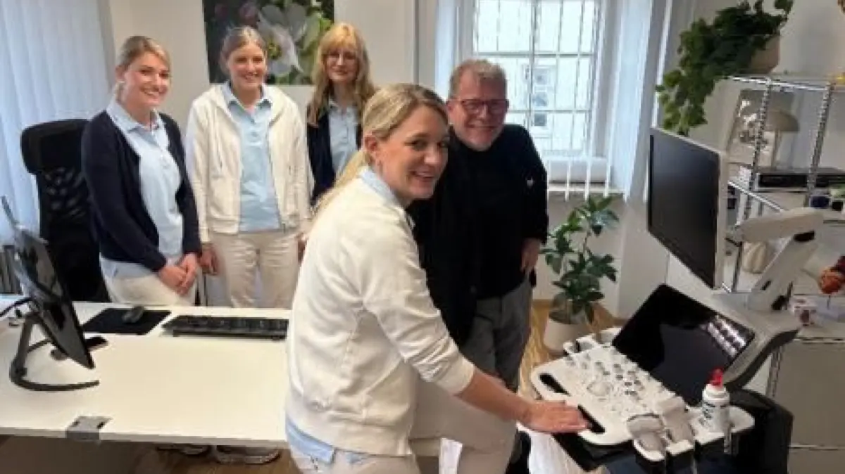 Bürgermeister Mike Münzing hat einen Antrittsbesuch in der neuen Praxis von Maya Klein-Frasch gemacht. Zum Team gehören hinten von links: Madeline Artes, Stefanie Strähle und Margit Kirsammer.