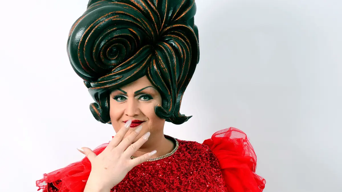 Als Frl. Wommy Wonder tritt Michael Panzer ebenfalls auf - und misst dann dank Perücke und Schuhen knapp 2,40 Meter.