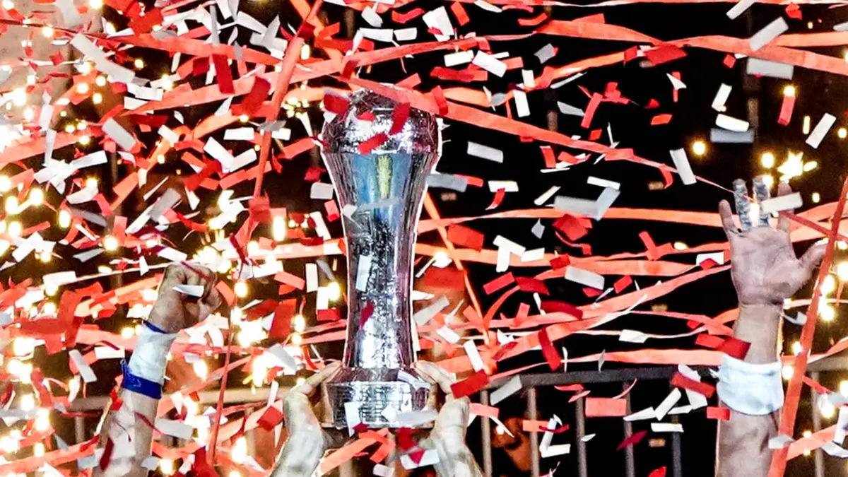 Handball: DHB-Pokal, TBV Lemgo Lippe - MT Melsungen, Hauptrunde, Final Four, Finale. Lemgos Spieler feiern mit dem DHB-Pokal den Sieg. Am Donnerstag wurde in Köln das Viertelfinale ausgelost. Die erste Runde des Wettbewerbs wurde ausgelost. (zu dpa: «Kiel und Flensburg am 19. Dezember im Pokal-Viertelfinale») +++ dpa-Bildfunk +++