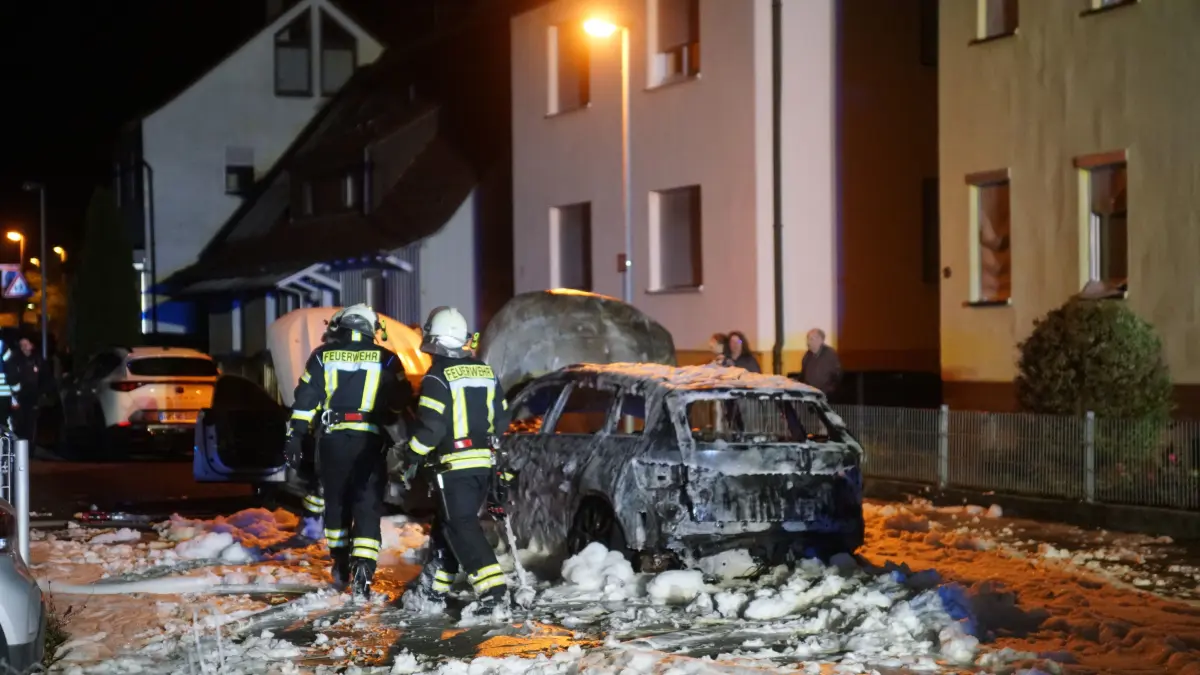 Brennende Autos in Albershausen - Schaden wird auf rund 200.000 Euro geschätzt