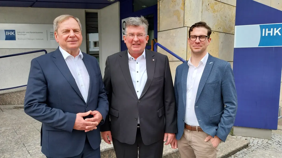 Blicken auf die wirtschaftliche Situation der Unternehmen im Zollernalbkreis: IHK-Hauptgeschäftsführer Wolfgang Epp (von links), IHK-Vizepräsident Joachim Link und Matthias Miklautz, Leiter der IHK-Geschäftsstelle im Zollernalbkreis.