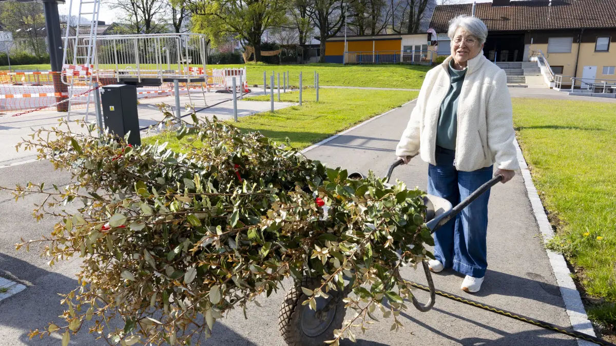 GZ-Aktion - Freibadförderverein - Bäume werden im Freibad gepflanzt