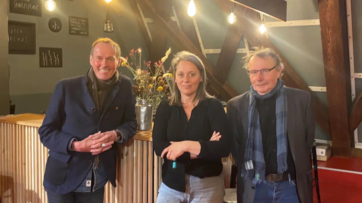 Gut gelaunt mittags um halb Zwölf an der Bar Maria im Dinkelsbühler Theater im Spitalhof (von links): Oberbürgermeister Dr. Christoph Hammer, Intendantin Jasmin Meindl und Christian Muggenthaler.