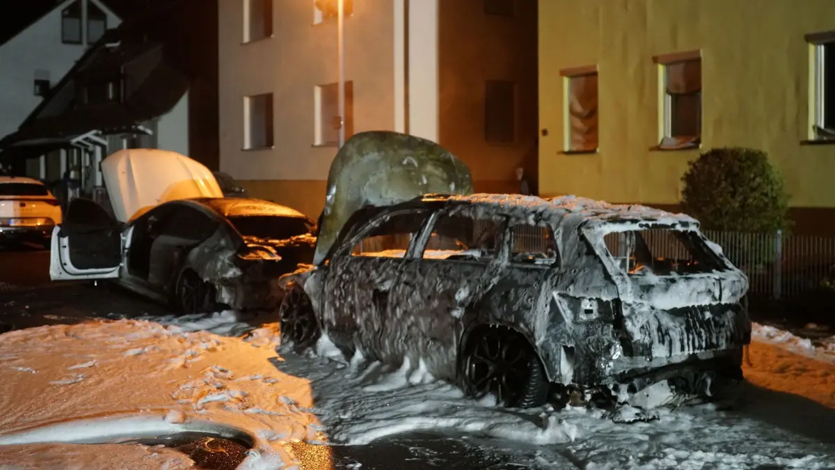 In den fruehen Morgenstunden kam es in Albershausen zu einem folgenschweren Pkw-Brand, der einen groesseren Einsatz von Feuerwehr und Polizei ausloeste.<br />
<br />
Gegen 2 Uhr wurde die Feuerwehr zu einem brennenden Fahrzeug alarmiert. Beim Eintreffen der Einsatzkraefte stellte sich die Lage jedoch deutlich umfangreicher dar: Insgesamt vier Pkw waren betroffen. Ein Fahrzeug stand in Vollbrand, waehrend drei weitere durch auslaufenden Kraftstoff bereits Feuer gefangen hatten.<br />
<br />
Durch die starke Hitzeentwicklung wurden auch Teile eines angrenzenden Wohnhauses beschaedigt. Insbesondere Rolllaeden schmolzen infolge der Brandeinwirkung.<br />
<br />
Ueberwachungskameras haben entsprechende Bewegungen einer Person aufgezeichnet. Vor diesem Hintergrund besteht derzeit der Verdacht der Brandstiftung. Zur Unterstuetzung der Fahndungsmassnahmen war auch ein Polizeihubschrauber im Einsatz, um moegliche tatverdaechtige Personen im Umfeld ausfindig zu machen.<br />
<br />
Brisant ist zudem, dass sich in unmittelbarer Naehe zum Brandort der Wohnsitz eines AfD-Kommunalpolitikers befindet. Ob ein politischer Hintergrund fuer die Tat vorliegt, ist derzeit Gegenstand der Ermittlungen.<br />
<br />
Der entstandene Sachschaden wird aktuell auf ueber 200.000 Euro geschaetzt. Die Kriminalpolizei hat die Ermittlungen aufgenommen und prueft nun die genauen Umstaende sowie die Ursache des Feuers.