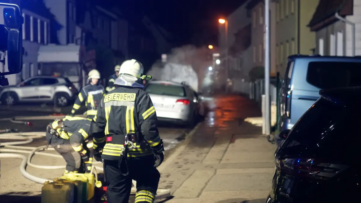 Brennende Autos in Albershausen - Schaden wird auf rund 200.000 Euro geschätzt