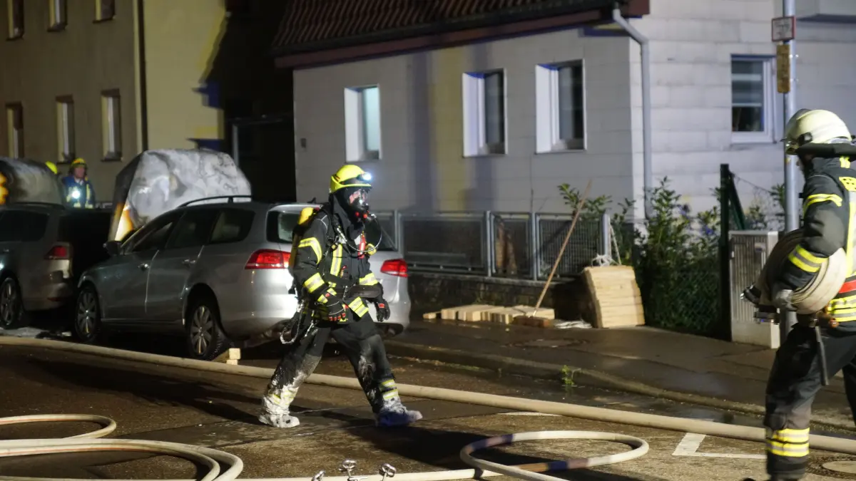 Brennende Autos in Albershausen - Schaden wird auf rund 200.000 Euro geschätzt