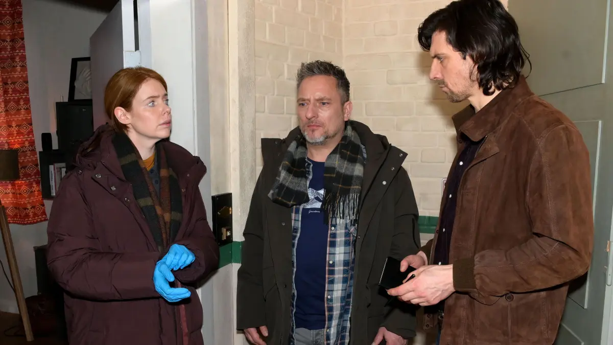 Toni (Olivia Marei, l.) und ihr Kollege Holger Schmitt (Timo Hastenpflug) widmen sich ihrem neuen Fall und befragen Michi (Lars Pape).
