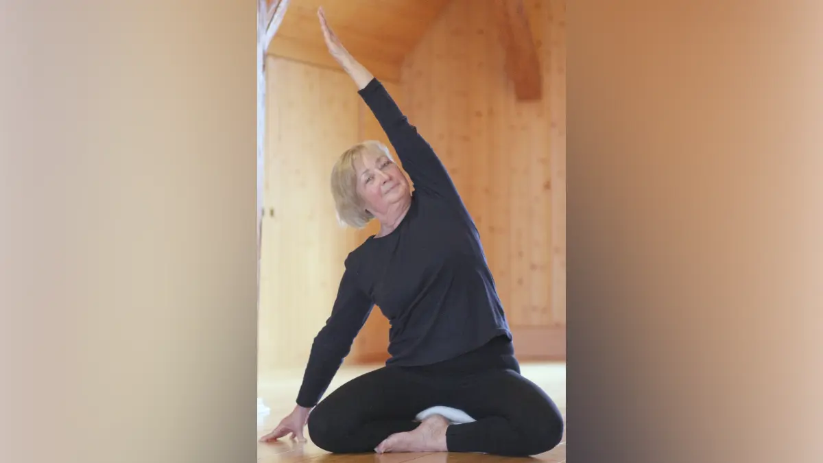 Karin Zugck aus Reubach - hier in ihrem eigenen Studio - unterrichtet seit mehr als 40 Jahren Yoga.