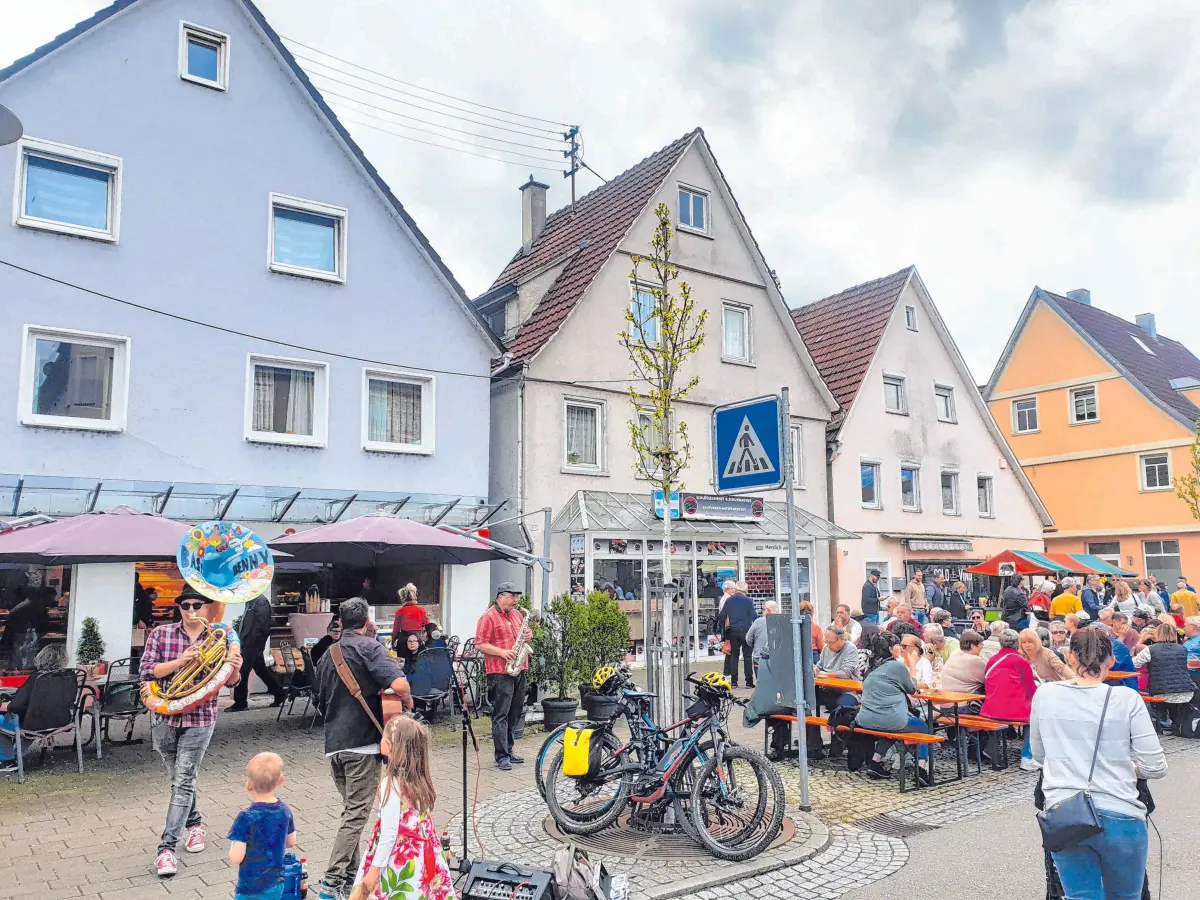 Der Ebersbacher Frühling lockt mit verkaufsoffenem Sonntag, kreativen Ständen, Kulinarik und Mitmachangeboten.