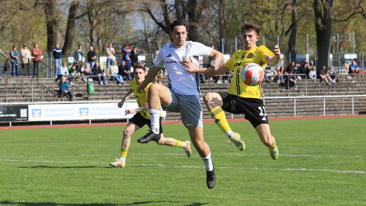Der TSV Crailsheim (gelb) kassierte eine bittere 1:2-Heimniederlage gegen den GSV Pleidelsheim.