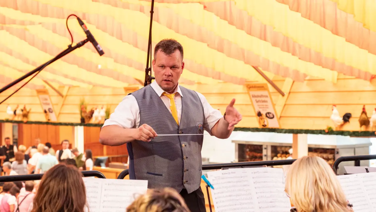 Alexander Gärtner dirigiert seit nunmehr 10 Jahren beim Musikverein Ebersbach. Diese 10 Jahre werden nun gefeiert.