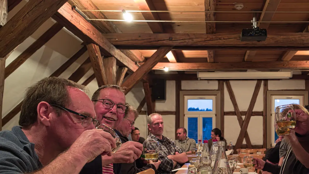 1. Schelchtbacher Mostprämierung: Die Dorfgemeinschaft von Schlechtbach bei der Verkostung des heimischen Produktes.