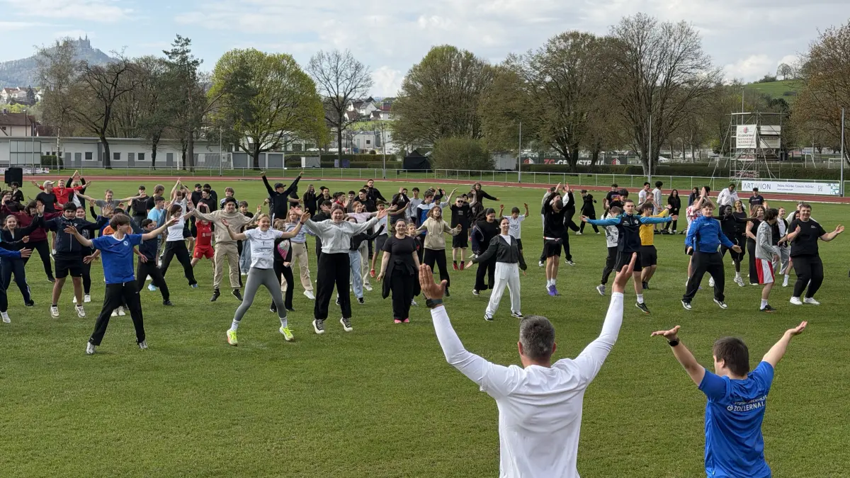Bevor der Lauf beginnt, wärmen sich die Schüler auf.