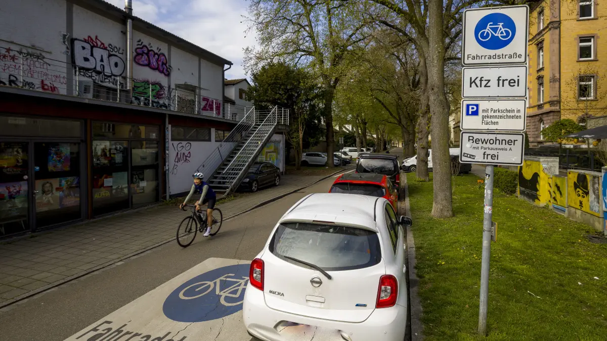 Fahrradstraße Heimstraße: Parkende Autos am Fahrbahnrand gegenüber der Lichtburg