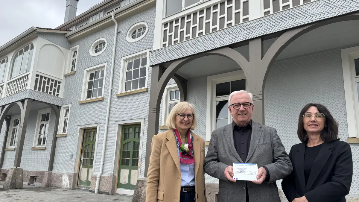 Weisse Häuser Mössingen GbR erhält die Förderplakette der Denkmalstiftung Baden-Württemberg: Martina v. Ow-Wachendorf. Wolfgang Riehle (Denkmalstiftung), Anette Pfeffer
