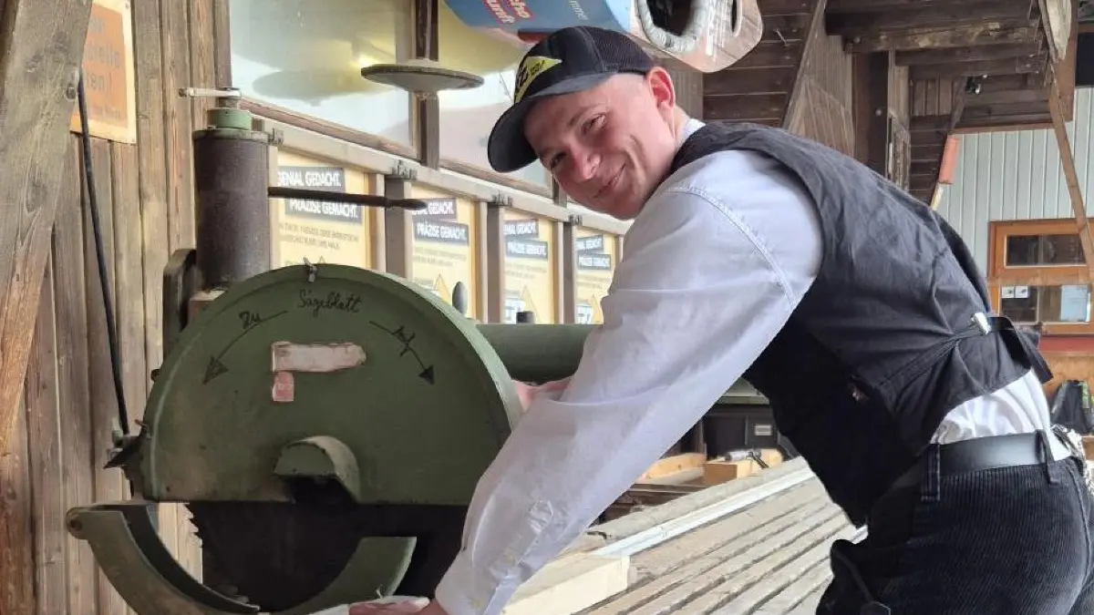 Azubi Tobias Möck, der bei Erz Holzausbau in Machtolsheim seine Ausbildung zum Zimmerer absolviert.