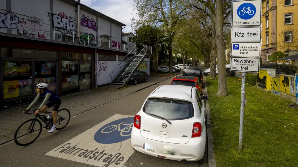 Fahrradstraße Heimstraße: Parkende Autos am Fahrbahnrand gegenüber der Lichtburg