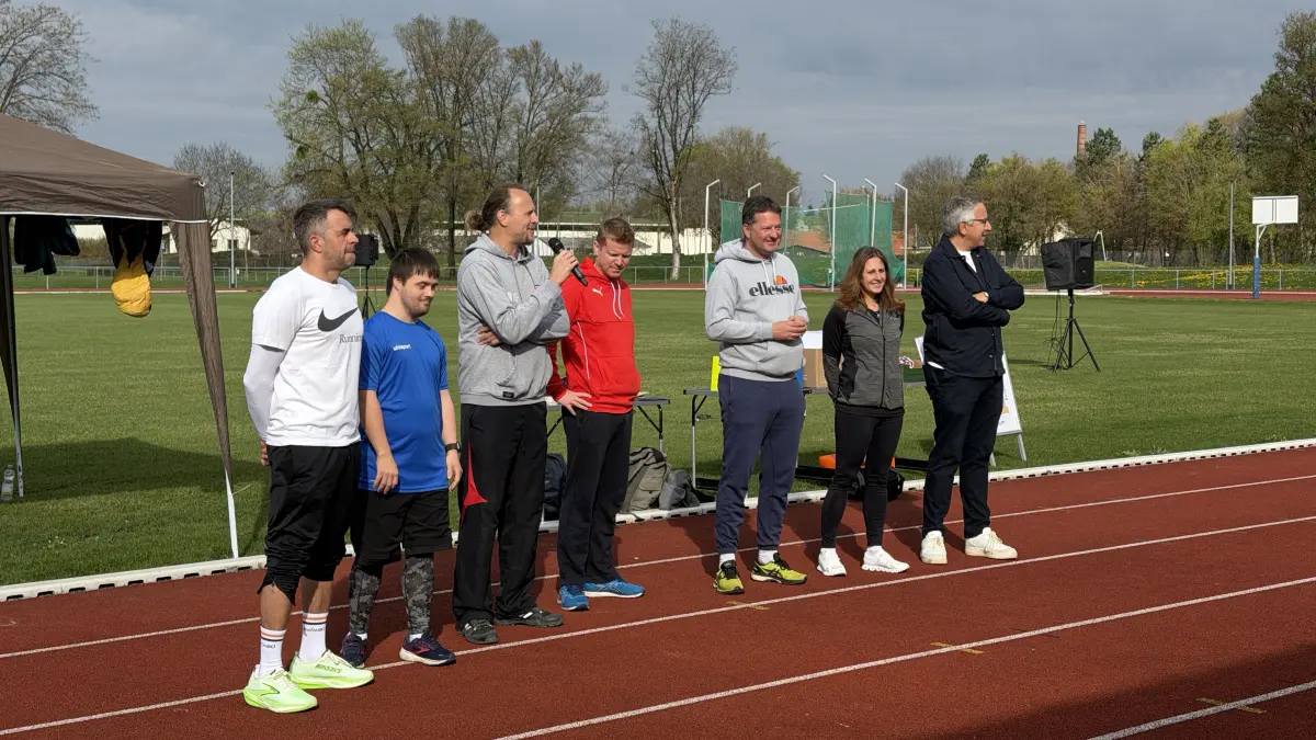 Sie freuen sich mit der Werkrealschule auf den Spendenlauf im Weiherstadion: Elternbeiratsvorsitzender Daniel Schlaier (von links), Moritz Müller (Werkstatt-Mitarbeiter bei der Lebenshilfe), Lehrer Ingo von der Ruhr, Marc Meßmer von der Stadt, Bürgermeister Philipp Hahn, Lehrerin Astrid Banica und Holger Klein, Vorstandsvorsitzender der Lebenshilfe Zollernalb