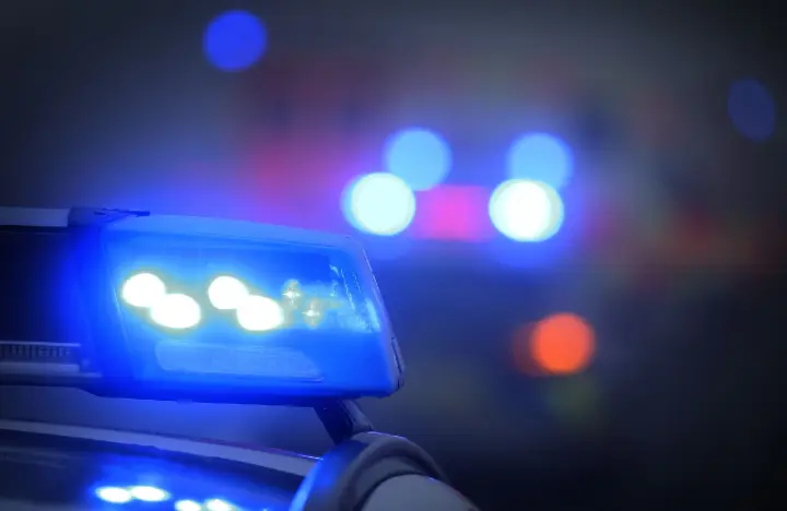 Autofahrer kracht gegen Verkehrsinsel