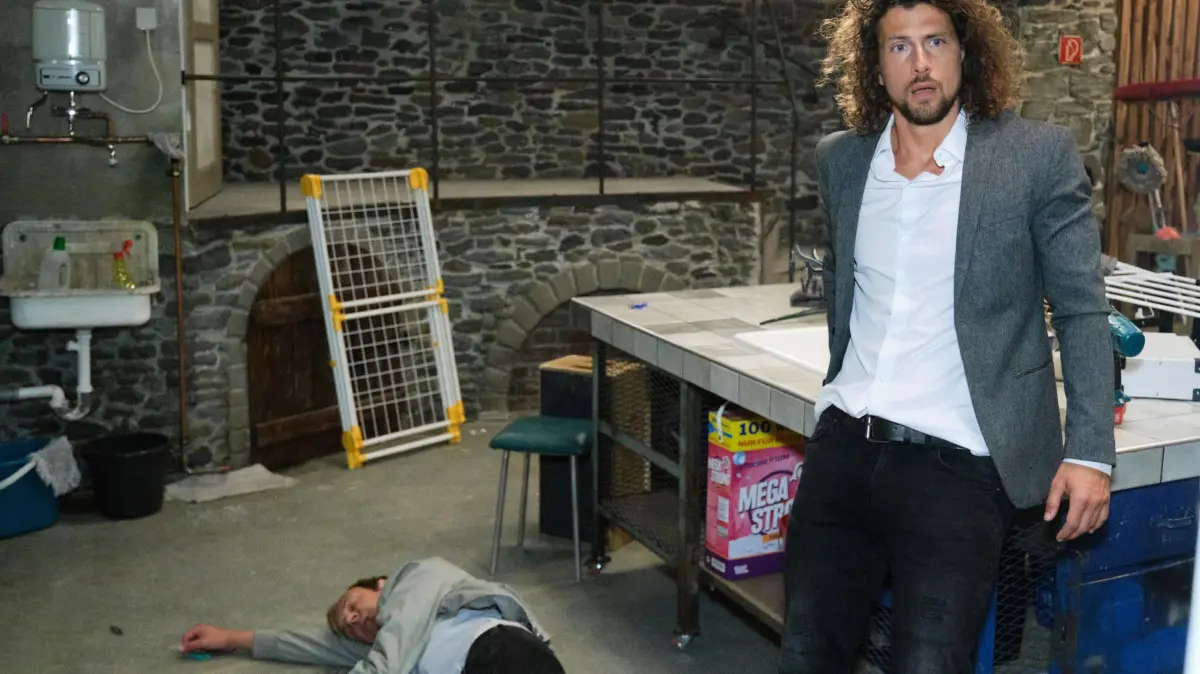 Luke (Jakob Graf, r.) wurde von Jakob Graf gespielt. Links Popovic (Thorsten Knippertz, Bild aus Folge 6695)