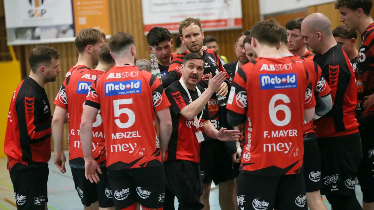 HSG-Trainer Andreas Wendel gibt Anweisungen an sein Team. Beim Gastspiel in Blaustein will Albstadt gegen das Schlusslicht wichtige Punkte mitnehmen.