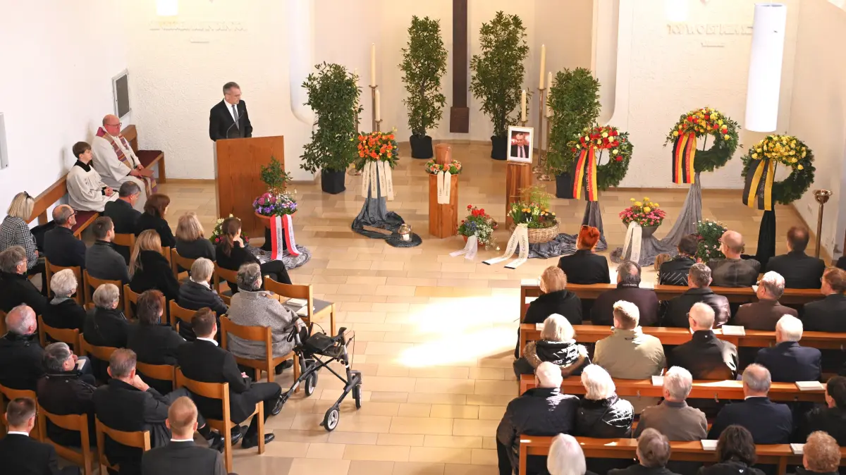 Angehörige, Freunde und Wegbegleiter hatten sich zur Trauerfeier von Heinz Wiese in der Friedhofskapelle eingefunden.