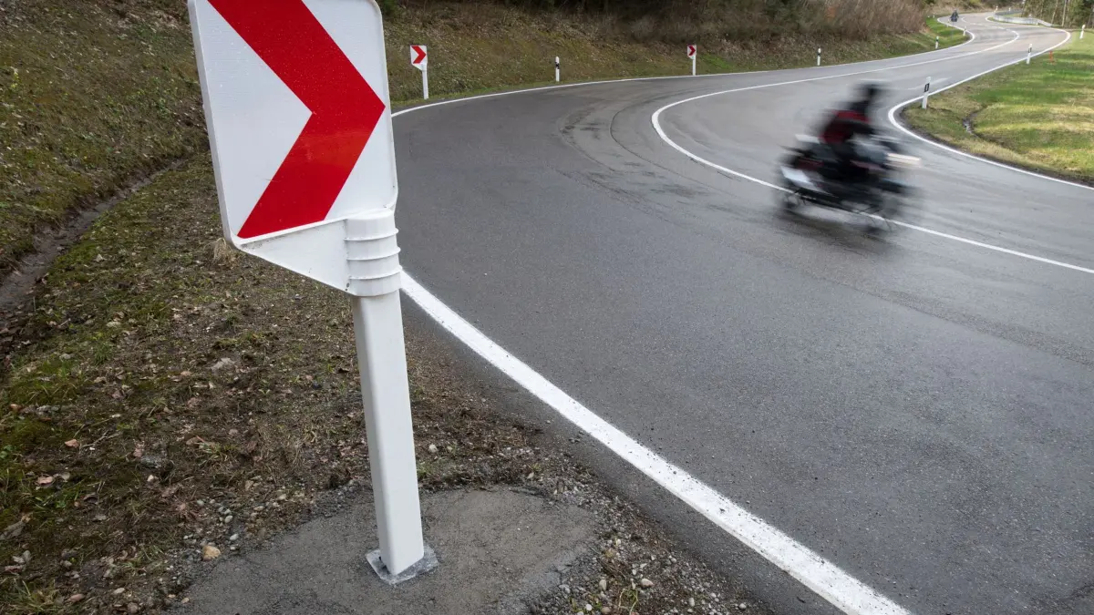 Motorrad: ARCHIV - 13.04.2018, Baden-Württemberg, Balingen-Weilstetten: Ein Motorrad fährt über die Kurve einer Landstraße. (zu dpa: «Seniorin bei Motorradunfall schwer verletzt») Foto: Marijan Murat/dpa +++ dpa-Bildfunk +++