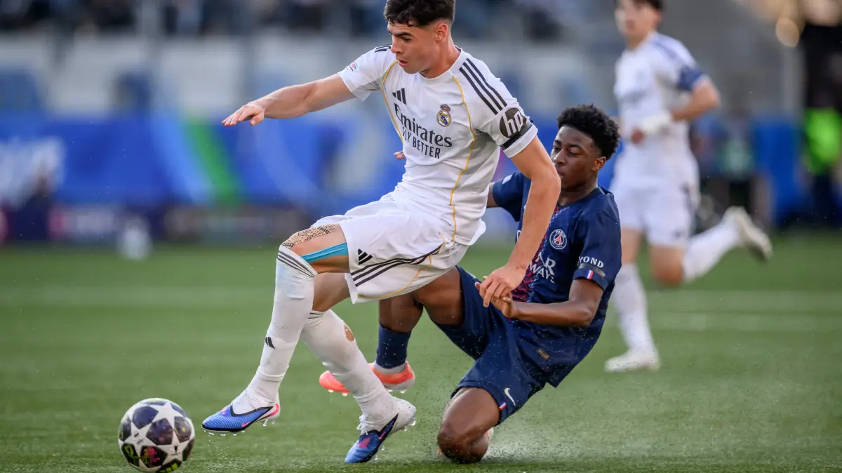 Real Madrid's Spanish forward #09 Jacobo Ortega controls the ball next to Paris Saint-Germain's French defender #12 Samba Coulibaly during the the UEFA Youth League semi-final football match between Real Madrid and Paris Saint-Germain at Stade de la Tuiliere in Lausanne, on April 17, 2026. (Photo by Fabrice COFFRINI / AFP)