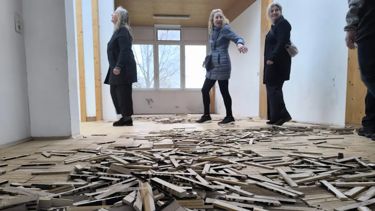 Silke Prokscha, Projektleiterin der Dornstadter Höfe bei der Gemeinde, führte eine Gruppe von 40 Personen über das Gelände.