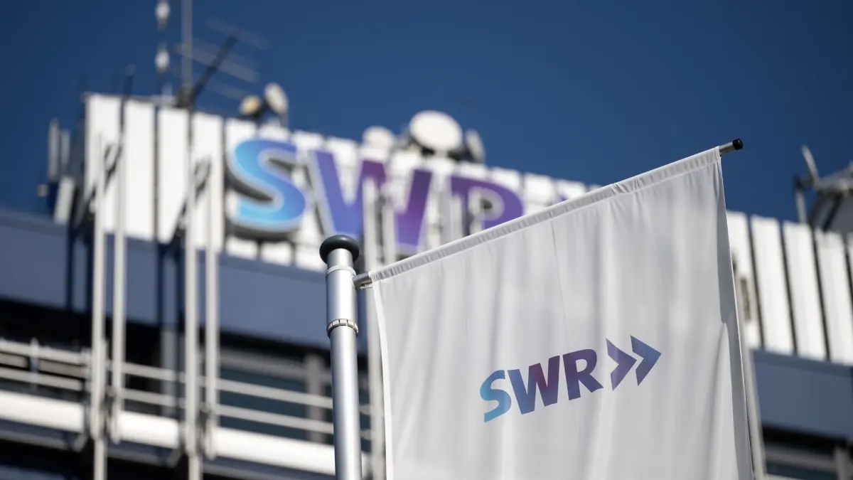 SWR Funkhaus Stuttgart: ARCHIV - 10.10.2022, Baden-Württemberg, Stuttgart: Das Logo des Südwestrundfunks (SWR) ist an einer Flagge des Funkhauses in der Innenstadt zu sehen. (zu dpa: «Neuer Zuschnitt für SWR - zwei Direktoren bestätigt») Foto: Marijan Murat/dpa +++ dpa-Bildfunk +++