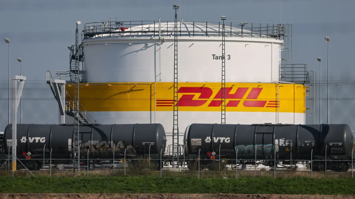 DHL-Tanklager am Flughafen Leipzig/Halle: 17.04.2026, Sachsen, Schkeuditz: Blick auf das Tanklager von DHL am Flughafen Leipzig/Halle. Der stockende Nachschub von Kerosin könnte nach Einschätzung des Luftverkehrsverbandes BDL schon bald zu spürbaren Einschnitten im Flugangebot führen. Foto: Jan Woitas/dpa +++ dpa-Bildfunk +++