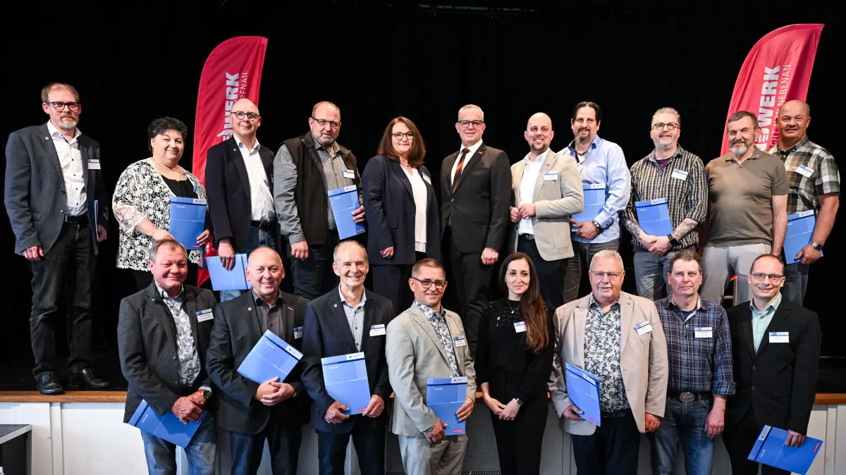 Das Gruppenfoto aller Geehrten aus dem Landkreis Freudenstadt, die am Freitag in Tübingen anwesend waren, darunter Björn Waldner (hinten, Dritter von rechts) und Uwe Wiedmaier (vorne, Vierter von links). Dazu hinten in der Bildmitte (von links): Kammer-Hauptgeschäftsführerin Christiane Nowottny, Kammerpräsident Alexander Wälde und Lennart Nöller, Geschäftsführer der Kreishandwerkerschaft Freudenstadt.