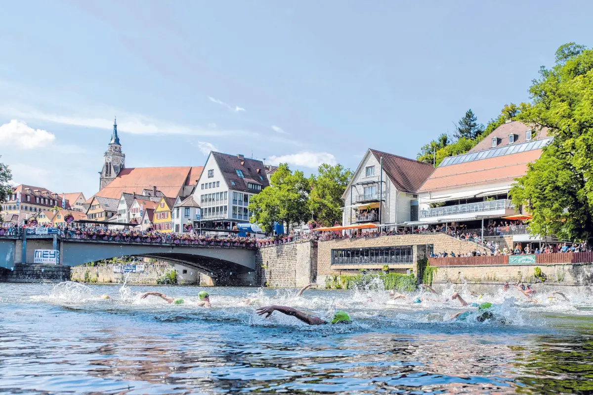 Vorsicht: Dieses Foto ist möglicherweise nur für den einstigen Verlag Schwäbisches Tagblatt verwendbar. Schwimmer im Neckar beim Triathalon Bundesliga Rennen in Tübingen am 21.07.2019, Foto: Jörg Schüler Mey Generalbau Triathlon TübingenBild: c DTU/Schueler⇥Silas Stein DTU