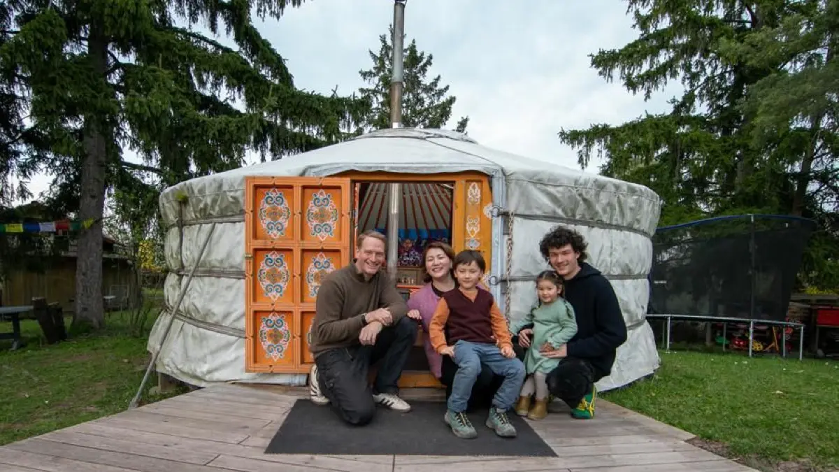 Fünf von sechs (v.li.): Jan Tangermann mit Sarantuya Boigor und den Kindern Filip, Anu und Janusch vor der Stuttgarter Jurte.