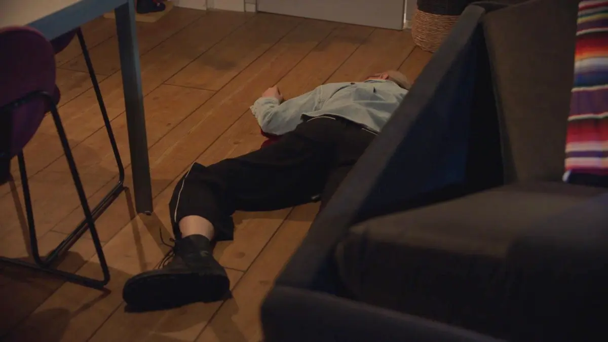 Ein tragisches Ende: Zoe (Lara Dandelion Seibert) wird kaltblütig in ihrer Wohnung erschossen.
